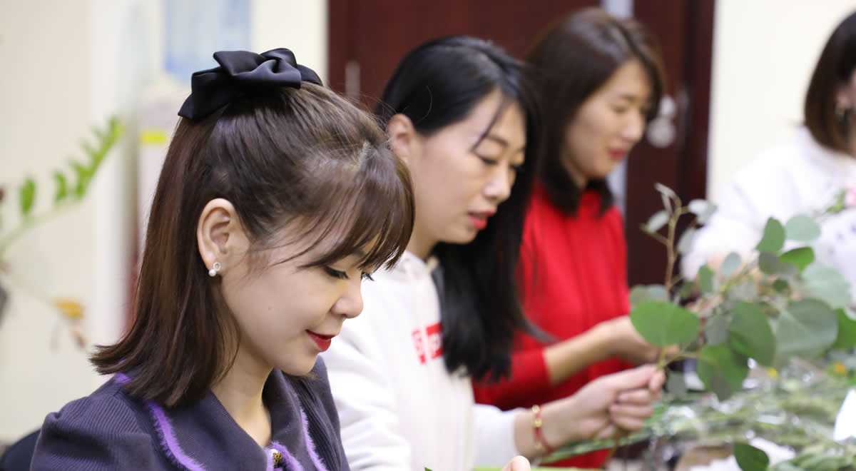 插花品香 詩情花意 東龍市政舉辦“三八婦女節(jié)”插花活動