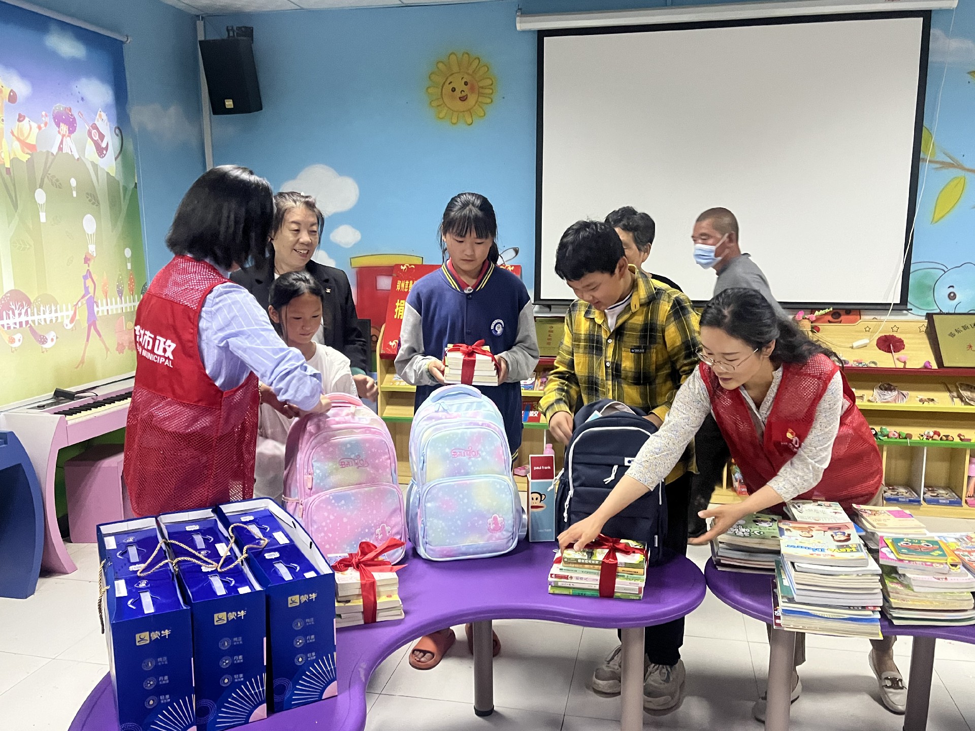 關愛兒童促成長  結對幫創助振興  東龍市政開展“四送一助力”結對幫創暨關愛留守兒童慰問活動